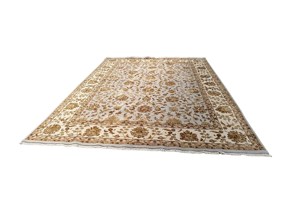A Beautiful Late 20th Century Hand Knotted Persian Rug