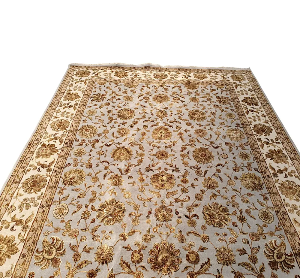 A Beautiful Late 20th Century Hand Knotted Persian Rug